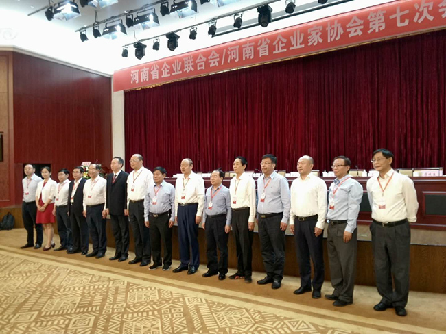 集團公司黨委書(shū)記、董事長(cháng)李躍民當選省企業(yè)聯(lián)合會(huì )、企業(yè)家協(xié)會(huì )副會(huì )長(cháng)