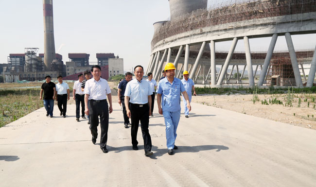 洛陽(yáng)市政協(xié)黨組副書(shū)記、副主席張世敏到萬(wàn)基?2×60萬(wàn)千瓦機組工地調研