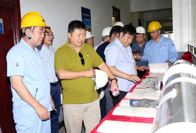 北京市昌平區經(jīng)信局副局長(cháng)徐連江、王加祥一行到萬(wàn)基鋁加工參觀(guān)考察