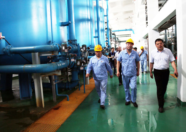 新安縣人大常委會(huì )副主任王保敏、副縣長(cháng)趙偉寧到萬(wàn)基控股集團調研