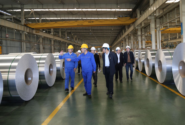 市人大財政經(jīng)濟工作委員會(huì )副主任孫紅軍一行到萬(wàn)基鋁加工參觀(guān)考察