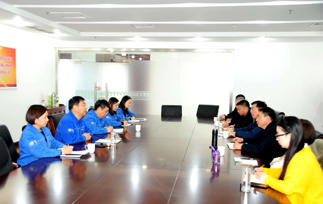 洛陽(yáng)銀保監分局副局長(cháng)季宏本等一行到集團公司調研