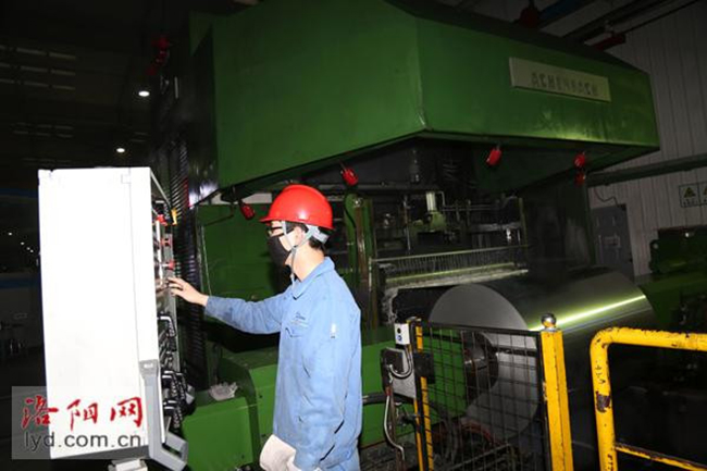 加班加點(diǎn)! 爭分奪秒! 藥用鋁箔從萬(wàn)基控股集團不斷發(fā)往抗疫一線(xiàn)