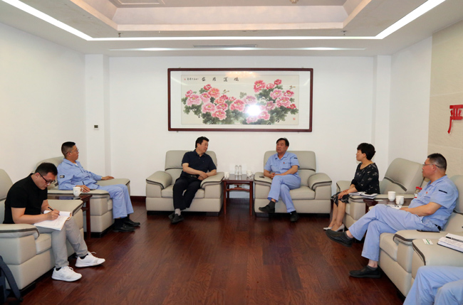 中國有色金屬加工工業(yè)協(xié)會(huì )副理事長(cháng)章吉林等一行到萬(wàn)基調研