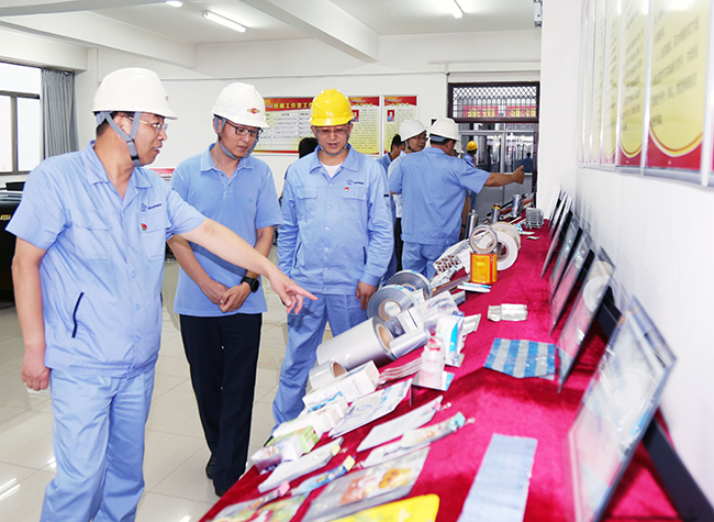 省交行黨委委員、副行長(cháng)單繼東等省市交行領(lǐng)導到萬(wàn)基控股集團調研