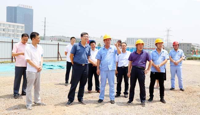 市工信局總工程師李陽(yáng)率隊前來(lái)萬(wàn)基對2×60萬(wàn)千瓦供熱機組重點(diǎn)項目建設進(jìn)行責任落實(shí)督查