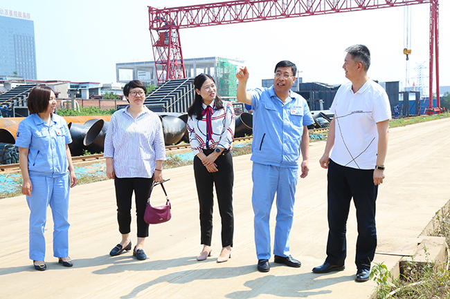 光大銀行鄭州分行公司部副總經(jīng)理 王莉等一行到萬(wàn)基控股集團調研