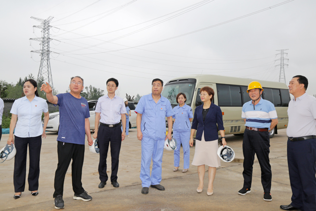 建行洛陽(yáng)分行副行長(cháng)任嶸等一行到萬(wàn)基控股集團調研