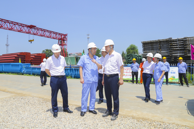 光大銀行洛陽(yáng)分行行長(cháng)苗長(cháng)海、副行長(cháng)夏冰等一行到萬(wàn)基控股集團調研