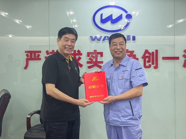 洛陽(yáng)市見(jiàn)義勇為協(xié)會(huì )為萬(wàn)基控股集團頒授見(jiàn)義勇為協(xié)會(huì )捐贈證書(shū)