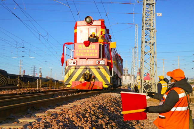 萬(wàn)基2×60萬(wàn)千瓦機組鐵路專(zhuān)用線(xiàn)軋道成功