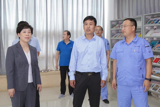 洛陽(yáng)市總工會(huì )經(jīng)審委主任岳方紀一行到萬(wàn)基控股集團調研