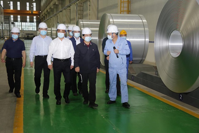 洛陽(yáng)市市長(cháng)徐衣顯一行到萬(wàn)基12萬(wàn)噸高端雙零箔鑄軋帶坯項目現場(chǎng)調研
