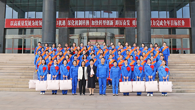 萬(wàn)基控股集團舉行“三八”國際婦女節表彰大會(huì )