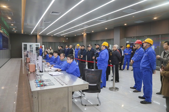 新安縣離退休老干部到萬(wàn)基控股集團調研