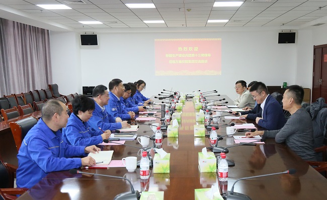 新疆建設兵團第十三師黨委常委、副師長(cháng)馮立一行到萬(wàn)基控股集團考察交流