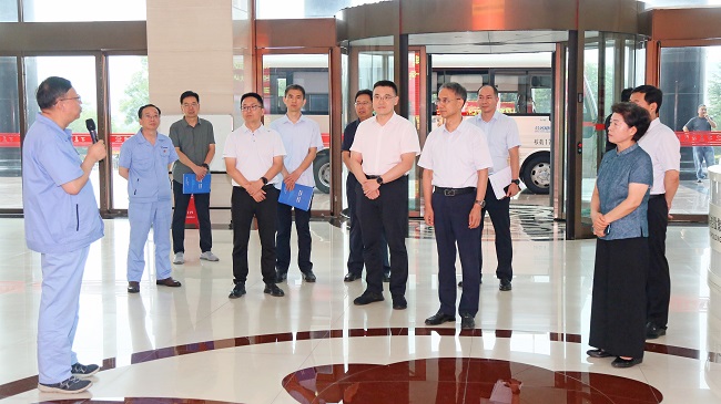 河南省總工會(huì )黨組書(shū)記、常務(wù)副主席李拴成一行到萬(wàn)基控股集團調研