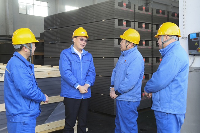 黨委書(shū)記、董事長(cháng)黃小寧春節前到生產(chǎn)一線(xiàn)慰問(wèn)