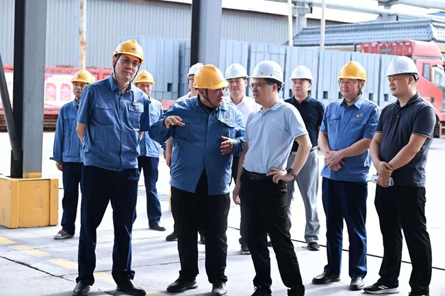 洛陽(yáng)市副市長(cháng)陳劍鋒一行到萬(wàn)基控股集團調研