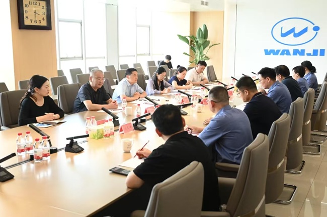 河南省財政廳副廳長(cháng)李英哲一行到萬(wàn)基控股集團調研