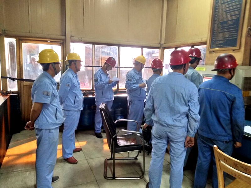 公司工會(huì )組織的炭素成型工技術(shù)比武現場(chǎng)