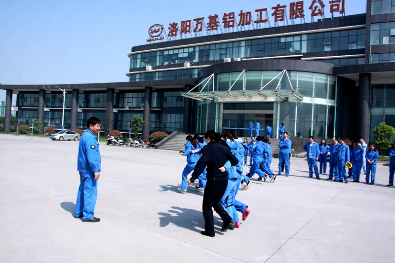 公司工會(huì )組織的萬(wàn)基鋁加工團隊趣味游戲——女子三人四足活動(dòng)掠影