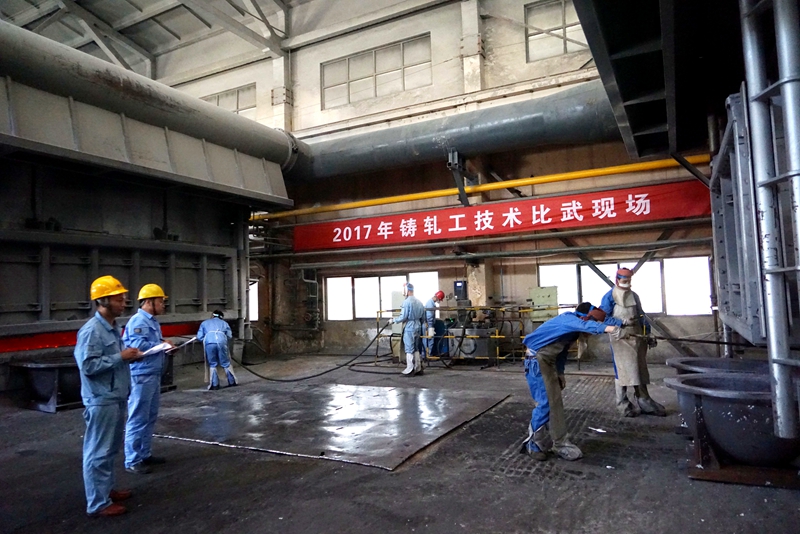 公司工會(huì )組織的鑄軋工技術(shù)比武現場(chǎng)