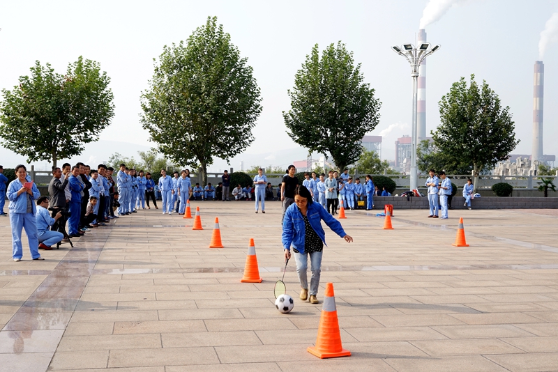 公司工會(huì )組織的迎國慶職工文體活動(dòng)—女子趕球過(guò)障礙接力賽