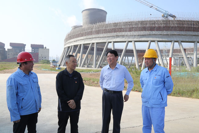 洛陽(yáng)市政協(xié)副主席張生偉到2×60萬(wàn)千萬(wàn)機組項目工地調研