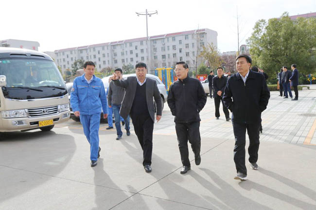 縣委書(shū)記劉冠瑜、縣長(cháng)郅書(shū)安到萬(wàn)基花園一小區視察指導工作