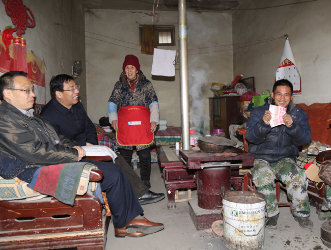 萬(wàn)基控股集團董事長(cháng)李躍民一行走訪(fǎng)慰問(wèn)貧困戶(hù)