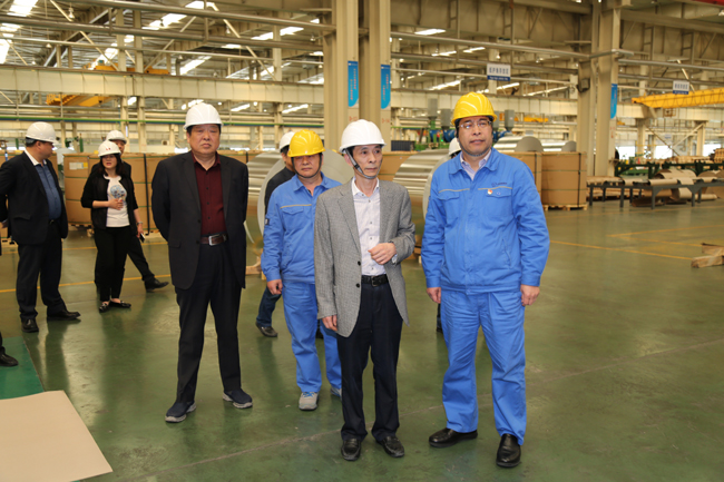 江陰市政協(xié)主席費曉忠率多家企業(yè)到萬(wàn)基控股參觀(guān)考察