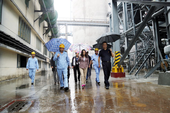 河南省環(huán)保廳監測處調研員韓曉晗一行到萬(wàn)基控股集團調研