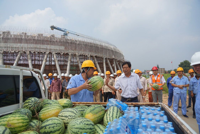 新安縣產(chǎn)業(yè)集聚區管委會(huì )副主任牛志偉到萬(wàn)基控股2×60萬(wàn)千瓦機組工地慰問(wèn)