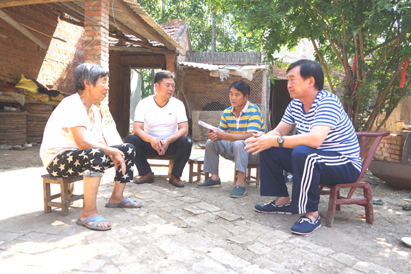 郭峰總經(jīng)理帶領(lǐng)部分干部到磁澗鎮掌禮村開(kāi)展精準扶貧