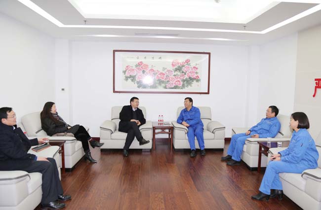 民生銀行洛陽(yáng)分行行長(cháng)張玉峰等一行到萬(wàn)基控股集團調研