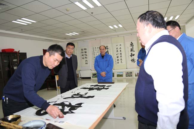 中國書(shū)法家協(xié)會(huì )會(huì )員趙昌林到我公司開(kāi)展書(shū)法創(chuàng  )作