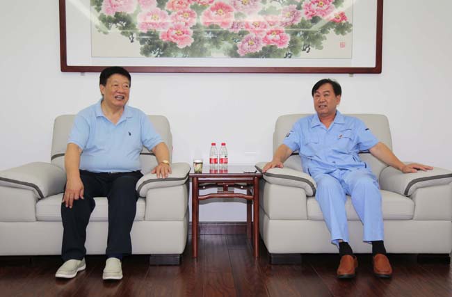 省工業(yè)經(jīng)濟聯(lián)合會(huì )副會(huì )長(cháng)郭根發(fā)一行到萬(wàn)基控股集團調研