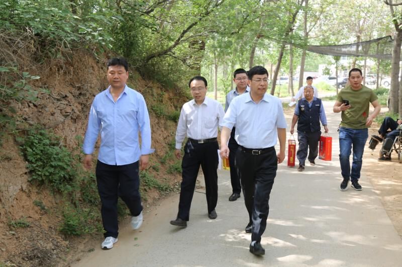 萬(wàn)基控股集團董事長(cháng)李躍民等領(lǐng)導深入對口貧困鄉村開(kāi)展扶貧工作