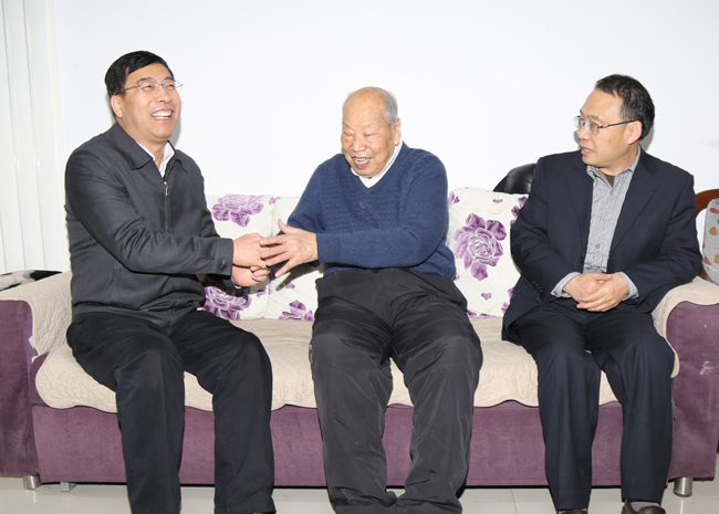 公司領(lǐng)導節前看望慰問(wèn)離退休老干部