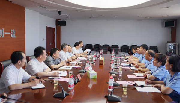 農業(yè)銀行河南分行副行長(cháng)王霄漢一行到萬(wàn)基控股集團調研