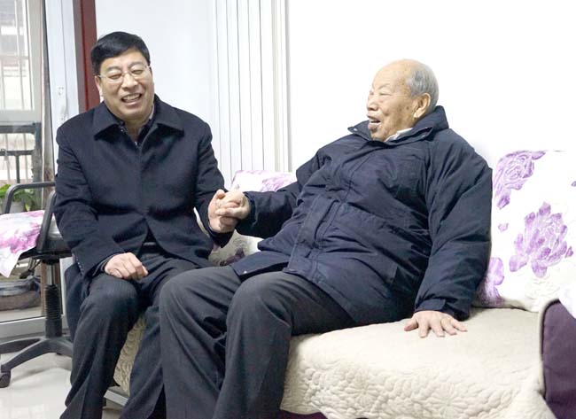 集團公司領(lǐng)導節前走訪(fǎng)慰問(wèn)