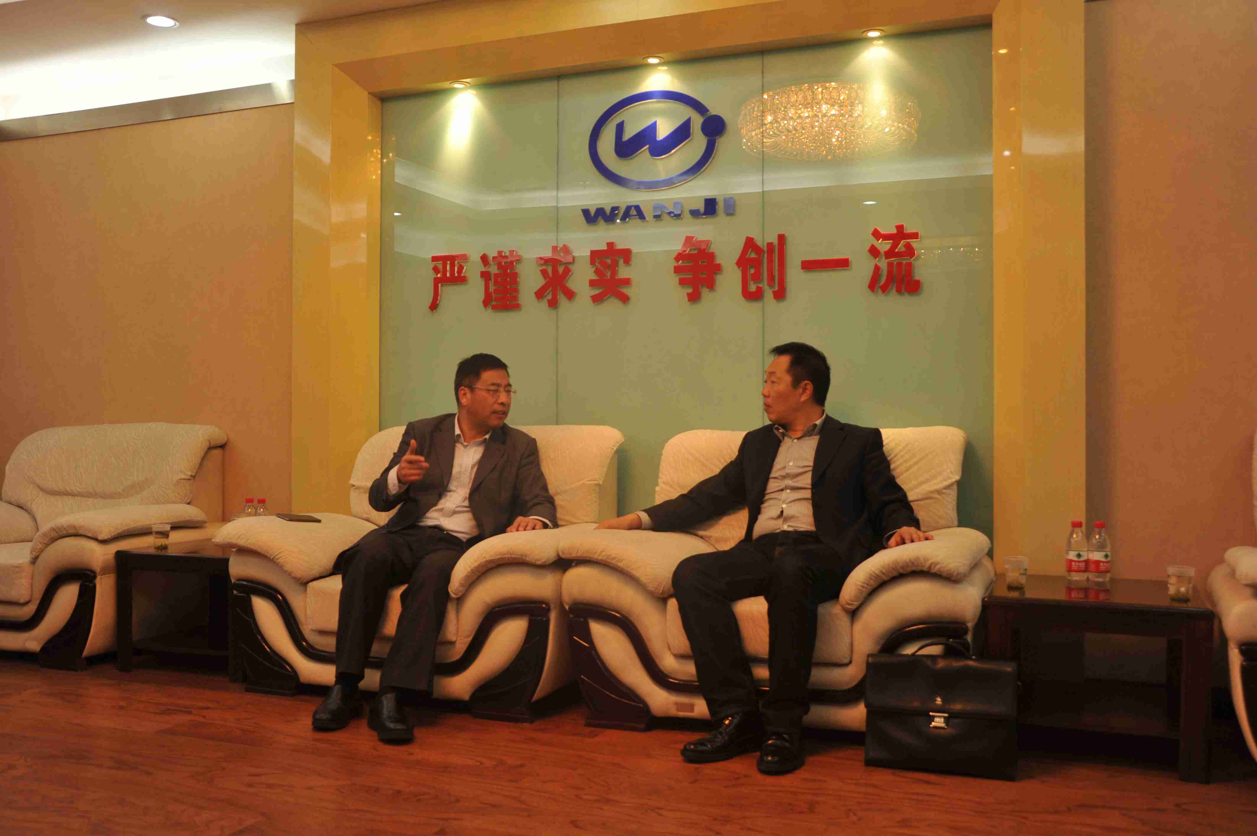 洛陽(yáng)銀監局許紅星局長(cháng)到我公司調研